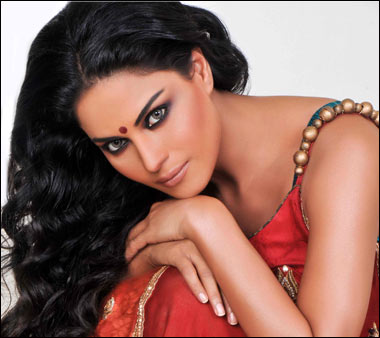 Veena Malik takes a dig at Sunny Leone